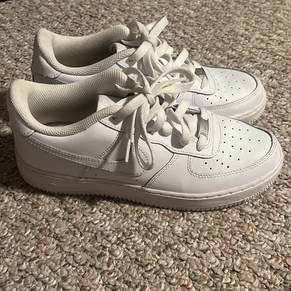 white Nike Air Force 1’s - Picture 4 of 5